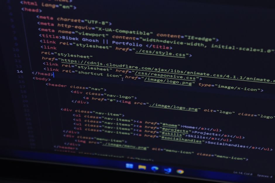 Fragment kodu HTML wyświetlony na ciemnym tle ekranu komputera