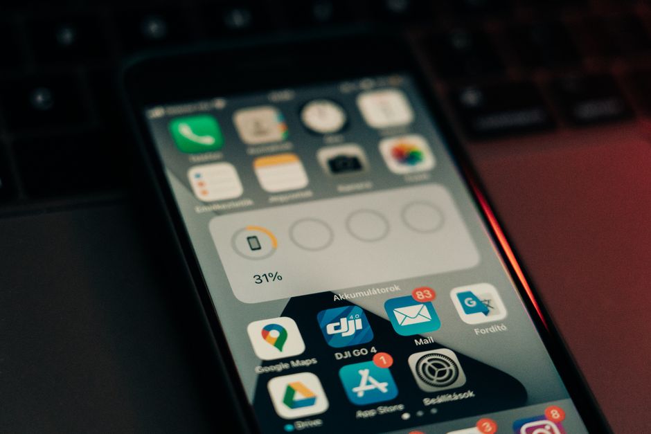Ekran smartfona z widżetem stanu baterii i ikonami zainstalowanych aplikacji.