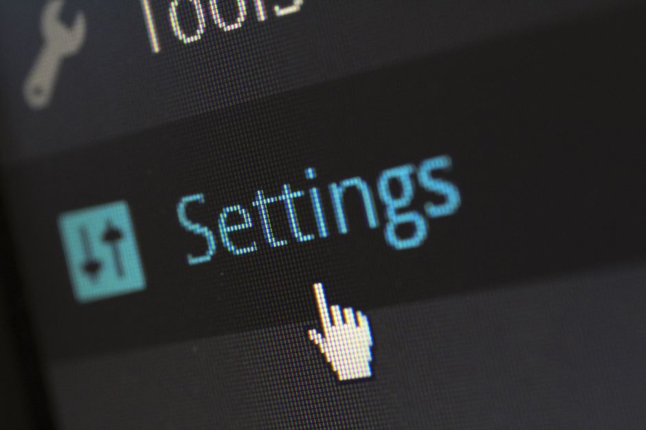 Kursor myszy wskazujący opcję Settings na ekranie komputera